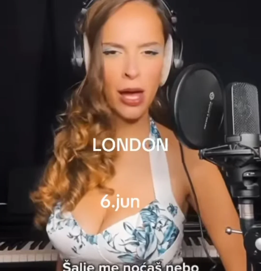 Singer Bernarda Bobovečki performing at the microphone